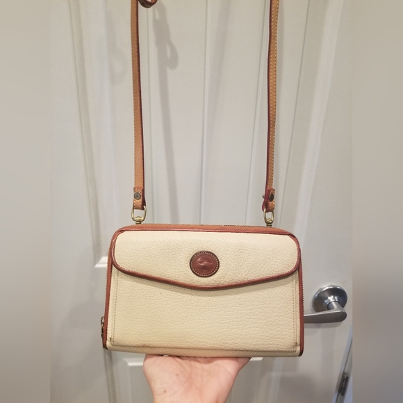 Discontinued Dooney and Bourke Crossbody Wallet Purse - Picture 3 of 11